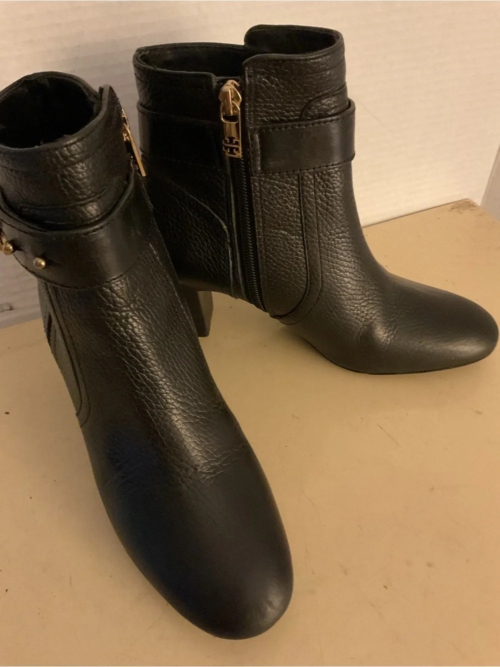 Tory Burch women black leather Turnlock gold logo heel boots zUS 5.5